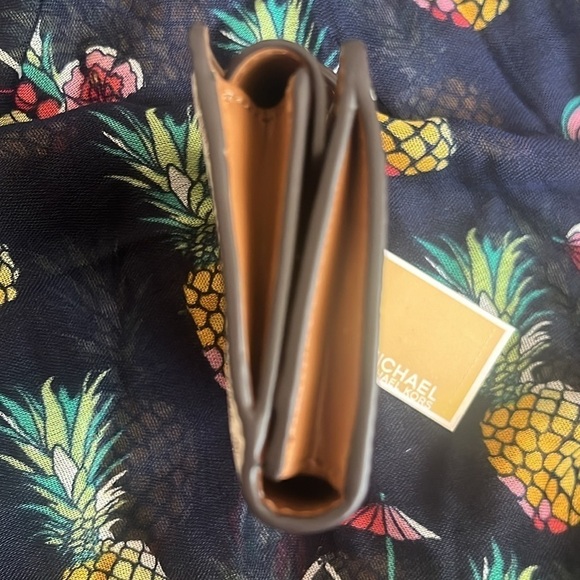 Brand New Michael Kors Vanilla Acorn Small Tab Card Case Holder Snap Close - Picture 7 of 15